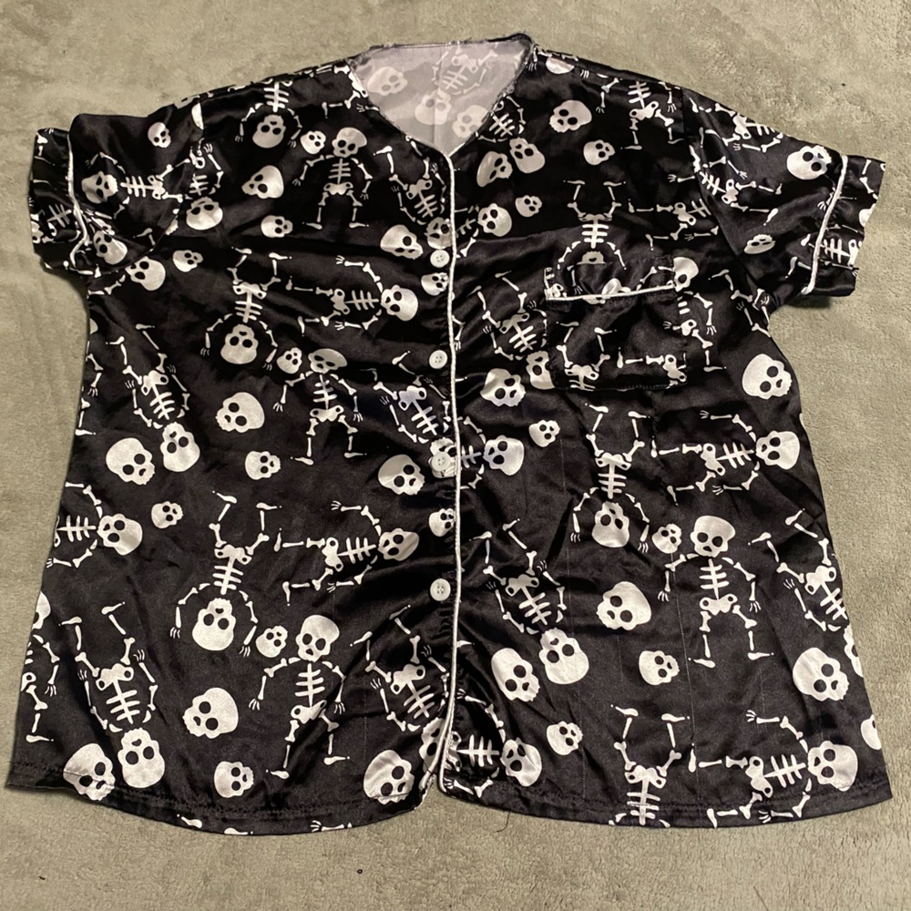 Skeleton Top Source Unknown Black and White Skull Pajama Top.